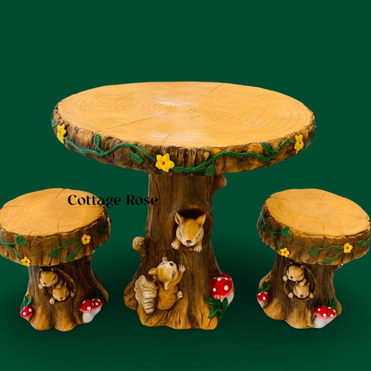 Squirrel Cottage / Outdoor Table